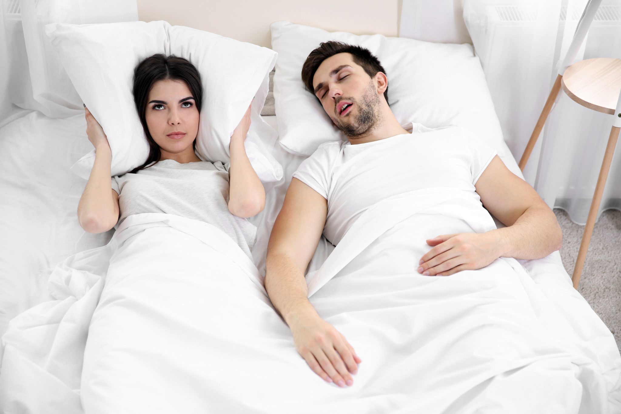 Давлюсь слюной во сне. Храп фото. В спальне храпящие супруги. Сон в разных комнатах. Фотосессия в пижаме на кровати.